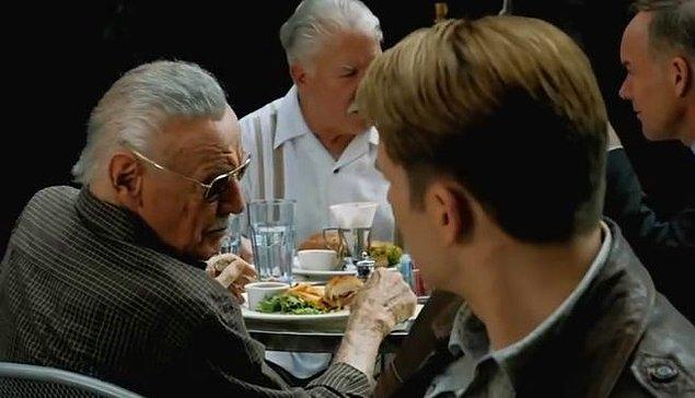 17. Yine aynı filmde olmasına rağmen silinmiş bir sahnede Kaptan Amerika'nın hemen arkasında yemeğini yiyen kişiydi.