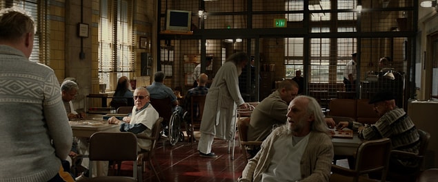 20. Doktor Erik Selvig'in kafayı yediği sıralarda bulunduğu akıl hastanesindeki ayakkabısını geri isteyen kişiydi.
