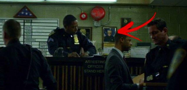 27. Karakter olarak yer almasa da dizinin 1. sezon son bölümünde polis departmanındaki duvarda resmi bulunuyordu.