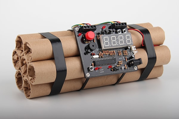 5. Часы-будильник "Динамит"