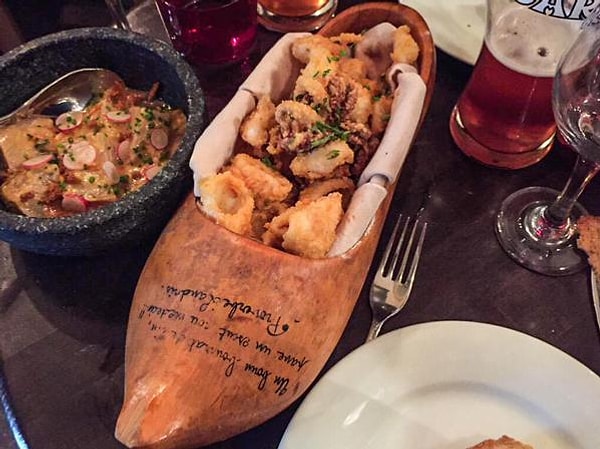 3. Жареные кальмары в деревянном башмаке