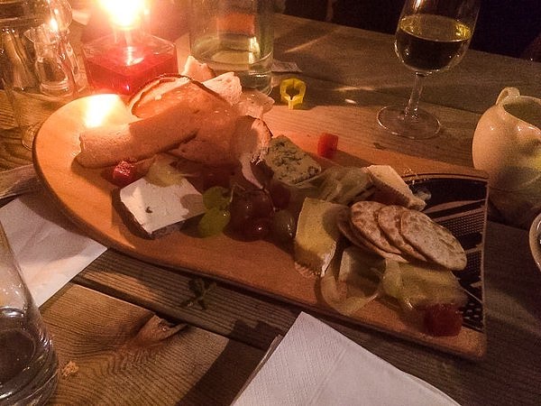 5. Сырная нарезка на половинке от скейта.