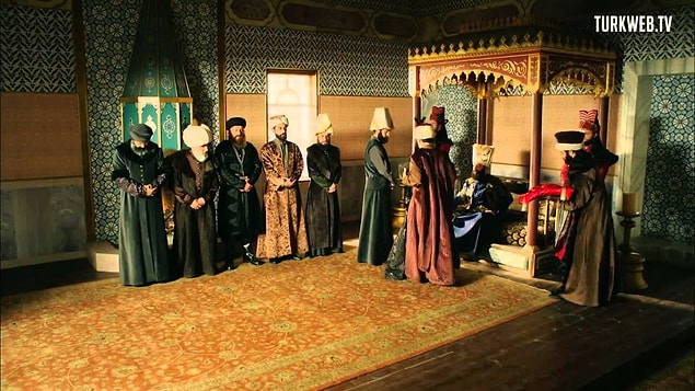 Bir gün padişah hükümet toplantısındayken ezan okunur ve padişah abdest almak ister. Abdest alırken su dökmesi için o cariyeyi gönderirler.