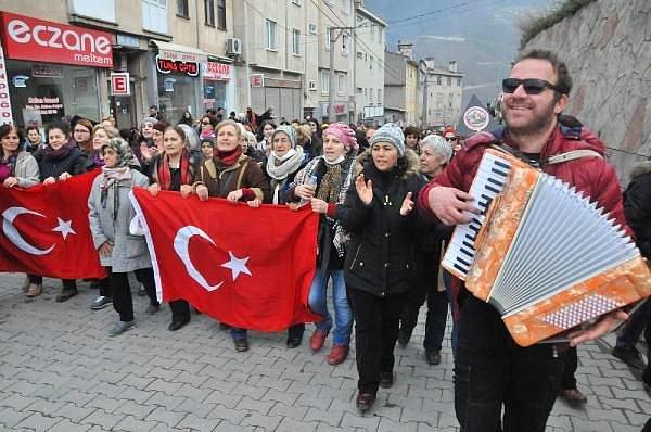 'Ellerimizde Türk bayrağıyla buradayız'