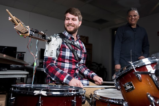 Bu Kol Sizi 'İki Elim Var Benden Bu Kadar' Bahanesinden Kurtaracak: Bateri Çalan Robot Kol