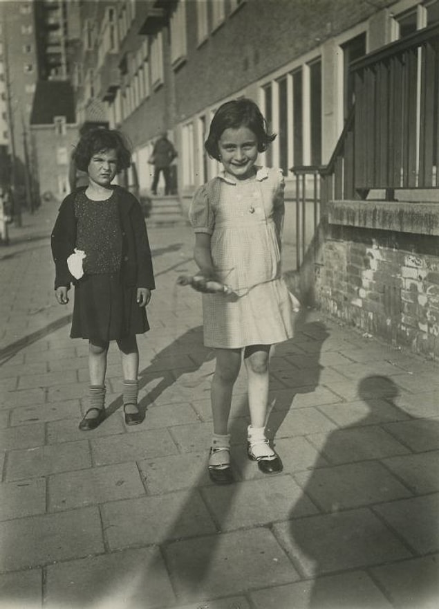 2. Anne Frank elindeki atlama ipiyle kaldırımda oyun oynuyor, Amsterdam, 1935.