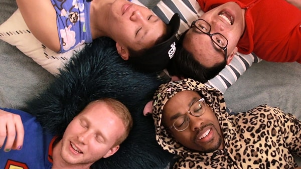 1. Эти ребята никогда не были на пижамной вечеринке, так что мы решили устроить им настоящую девчачью пати.