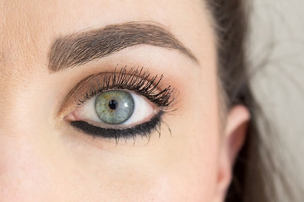 6. Или просто подвести глаза одной черной толстой линией.