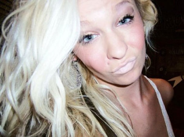 13. Замазывать губы тональным кремом, чтобы акцентировать глаза. 😶