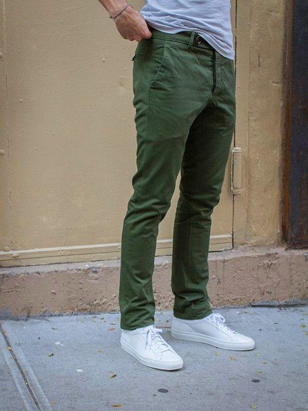 9. Renkli, özellikle yeşil, mavi ve vişne çürüğü pantolonlar kuru götlüğün nişanesidir.