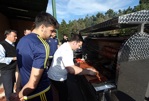 Fenerbahçe'de Yöneticiler ve Futbolcular Yemekte Buluştu