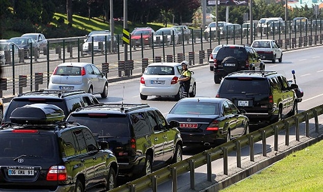 6. "Resmi ziyaret var, konvoy geçecek. O yüzden bu yol kapalı."