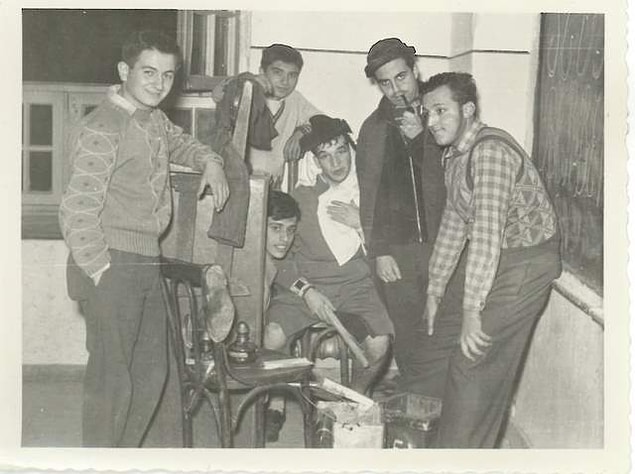 1960 yılında Galatasaray Lisesinden mezun olan Altuğ, İstanbul Üniversitesi Sinema ve Konservatuvar bölümünü kazandı.