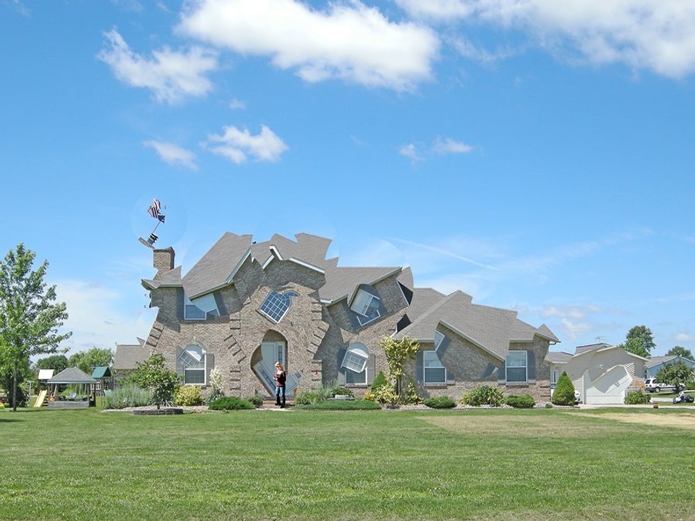 Фотограф создает сюрреалистические образы о жилищном кризисе