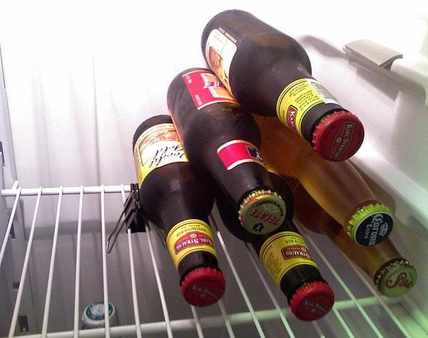 5. Buzdolabında yer yaratmak isterseniz şişeleri toparlamanız yeterli!