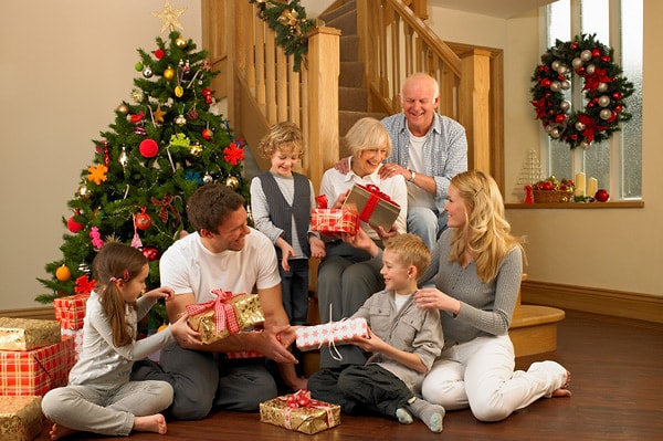 8. "Hediye açmayı bırakır ve etrafınızı iyice dinlerseniz, sevgi, Noel'de sizinle birlikte odada olan şeydir." - Bobby, 7 yaşında.