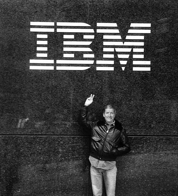 2. Apple ekibine katılmadan önce 12 yıl boyunca IBM'de çalışmıştı.