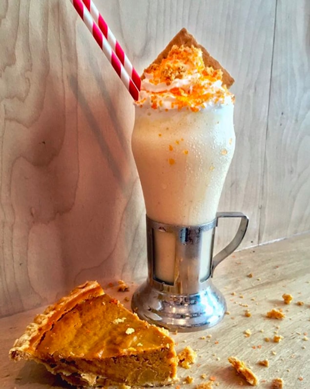 27. Ve son olarak en sadesinde bile koca bir dilim pay bulunan bal kabağı payı milkshake!