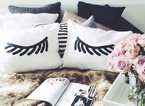 19 способов украсить кровать без спинки в изголовье