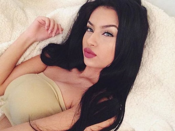 8. На своей инстаграм-страничке она публикует не только свои снимки, но и фото с семьей, вкусной едой и любимыми высказываниями.