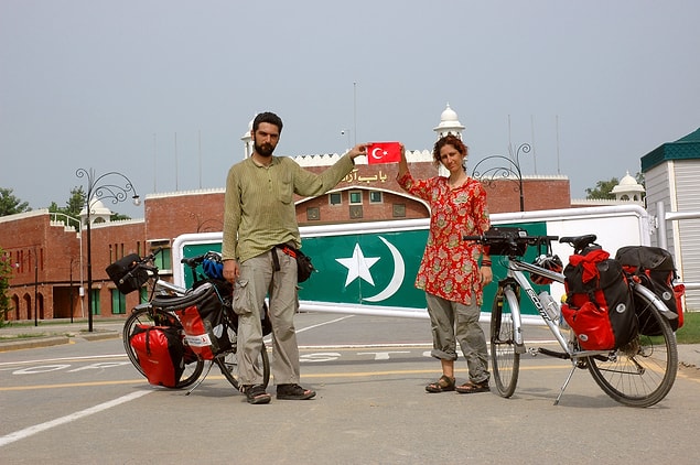 4. ...birlikte İran, Pakistan, Hindistan turu yapmışlarsa armut zaten dibine düşecektir değil mi? Böylece bebek doğar doğmaz...