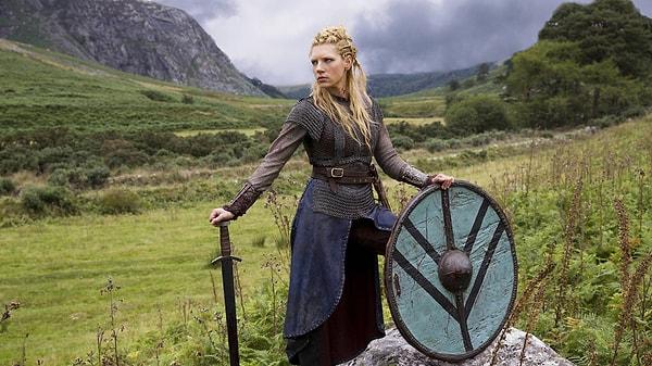 2. Birçoğumuz kendisini Vikings dizisindeki Lagertha Lothbrok karakterinden tanıyoruz.