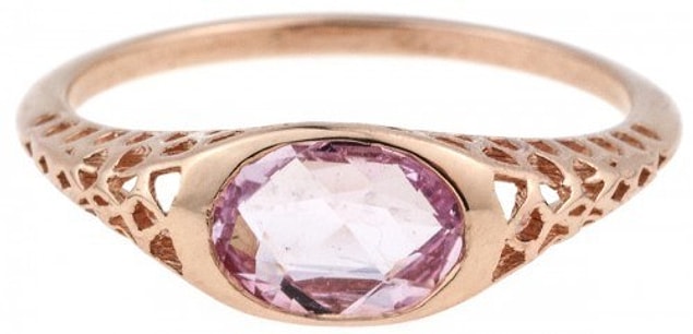 10. Pembe safir taşlı ve altın kaplama tatlı bir yüzük: