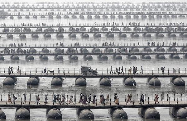 14. Hindistan, Maha Kumbh Mela'da köprüden geçen insanlar