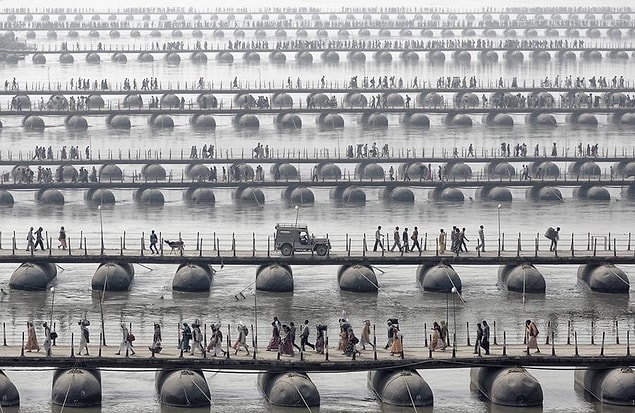 14. Hindistan, Maha Kumbh Mela'da köprüden geçen insanlar