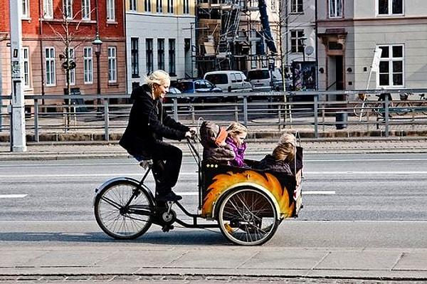 Christiania bölgesinin kanunlarına göre ülke sınırları içerisine motorlu araç girmesi yasak.
