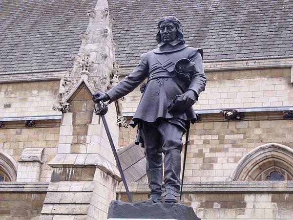 Ne olursa olsun, Cromwell bugün İngilizlere göre tarihlerinin gördüğü en önemli 10 liderden birisi.