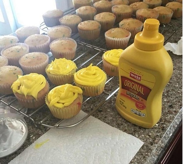 8. Украсить капкейки горчицей.