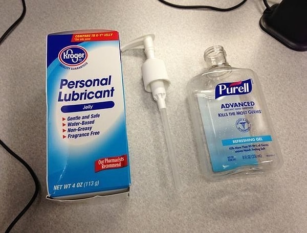 10. Налить масло в баночку с антибактериальным мылом.