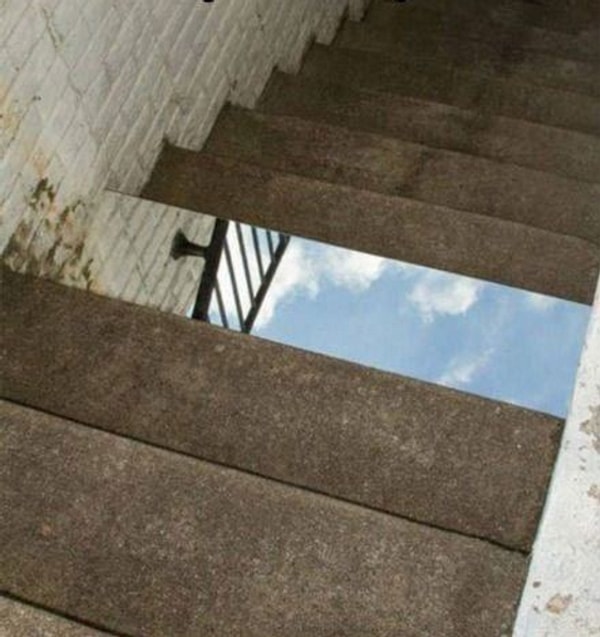 11. Положить зеркало на ступеньки.