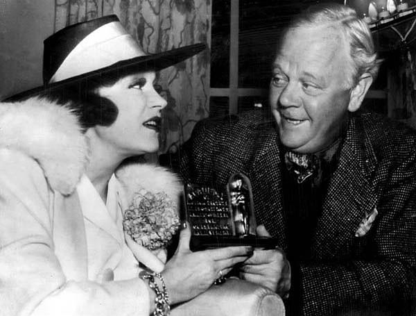2. 1938 yılında, ayağı kırık olduğu için törene katılamayan Alice Brad’in ödülünü bir yabancının gelip alıp sonrasında kayıplara karışması Oscar tarihinin en ilginçlerinden olabilir.