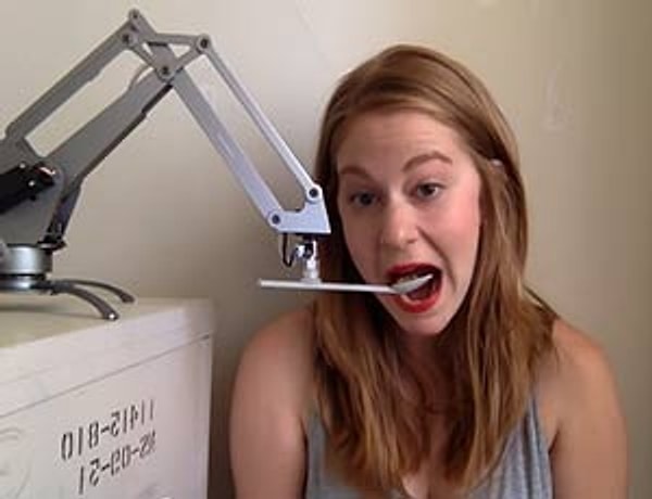 17. Однако это становится трудновато, когда ты хочешь покормить себя с ложечки в общественном месте