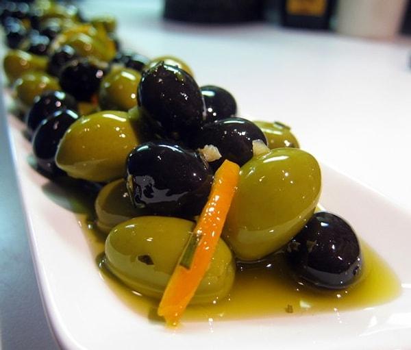9. Bol zeytinyağı ve kırmızı közlenmiş biberle Portekiz mutfağının lezzeti olmuştur.