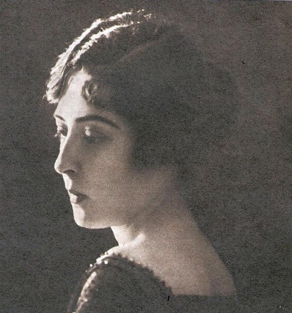 Fikriye Hanım, Yunanistan topraklarında Larisa'da 1897 yılında dünyaya geldi.