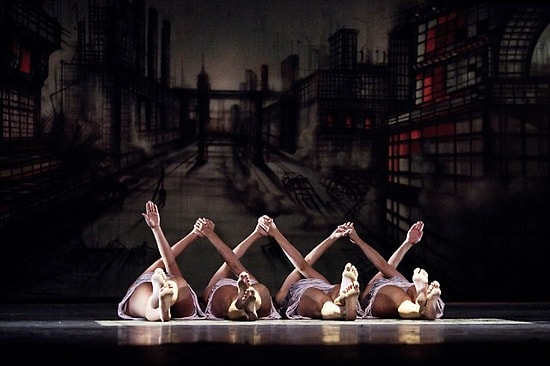 Sokak Dansçılarından Kuğu Gölü Balesi