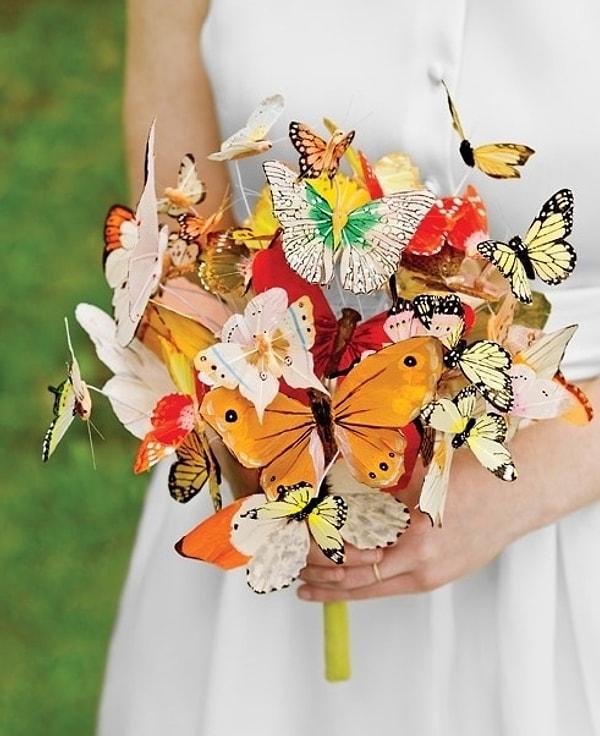 9. Kelebek detayını hayatlarının her anında kullanan, kelebek aşığı gelin adayları bu bukete aşık olacaksınız!