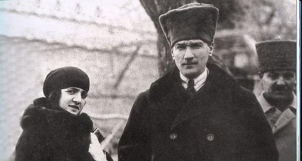 Bu sırada Almanya'da tedavi gören Fikriye Hanım ise Mustafa Kemal'in evlendiği haberini gazetelerden öğrendi.
