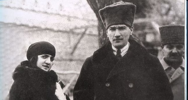 Bu sırada Almanya'da tedavi gören Fikriye Hanım ise Mustafa Kemal'in evlendiği haberini gazetelerden öğrendi.