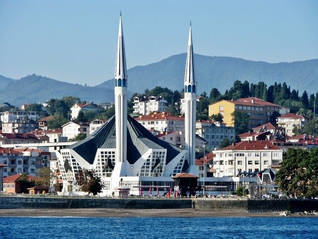 9. Geleneksel Selçuklu mimarisi ile modern mimariyi birleştiren Merkez Camii'ni ziyaret edebilirsiniz.
