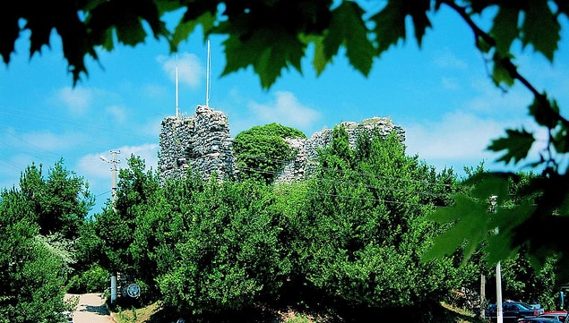 3. Ceneviz Kalesi'nin tarihî atmosferinde geçmişe yolculuk yapabilirsiniz.