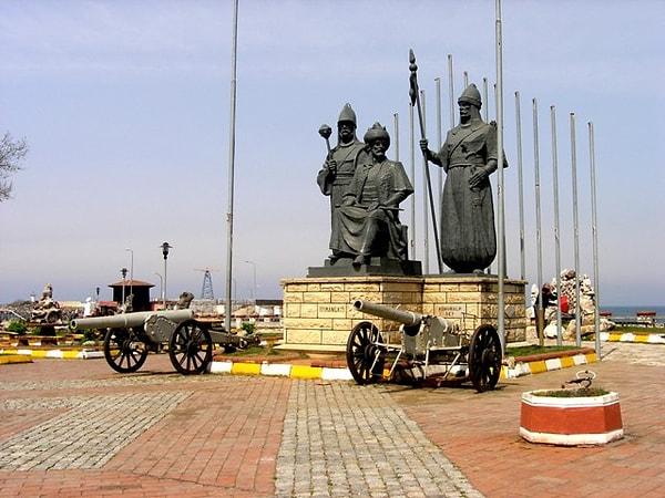 4. Akçakoca Fatihi, Akça Koca Bey'in heykeli ile hatıra fotoğrafı çektirebilirsiniz.