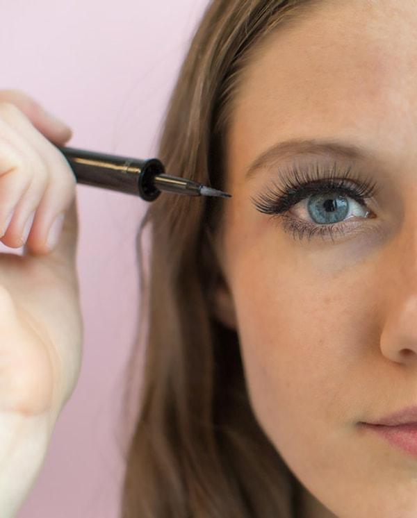 17. Yapıştırdıktan sonra eyeliner ya da siyah bir kalemle yapıştırıcıyı gizlemeyi ihmal etmeyin.