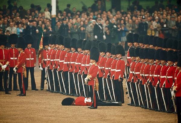 4. İrlandalı Muhafızlar, aralarından biri bayılmış olmasına rağmen esas duruşlarını bozmuyor. Londra, İngiltere. Haziran, 1966.