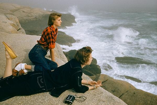 5. İki kadın, Nova Scotia kıyılarındaki kayaların üzerinden dalgaları izliyor. Kanada, 1961.