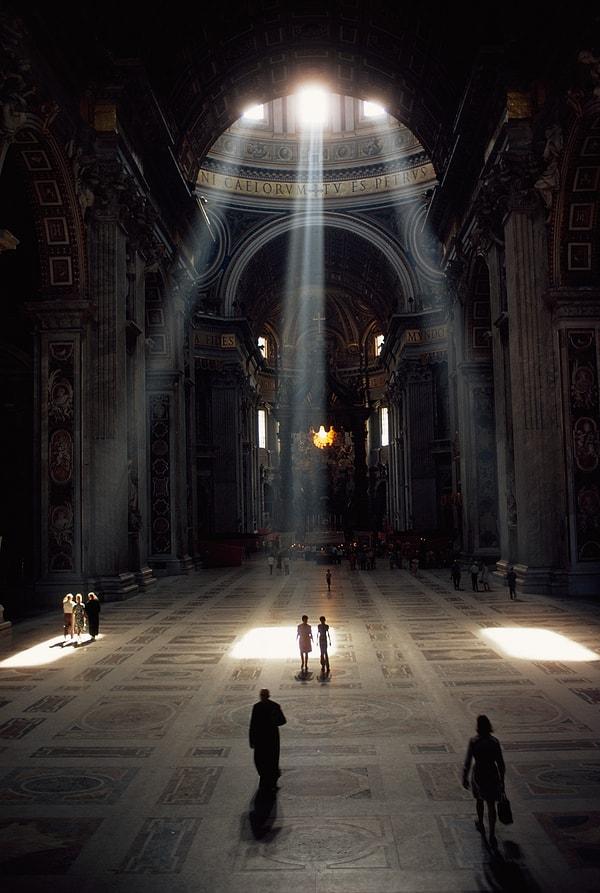 9. Üç güneş ışığı hüzmesi bazilikayı ve yerdeki mozaikleri aydınlatıyor. Vatikan. Aralık, 1971.
