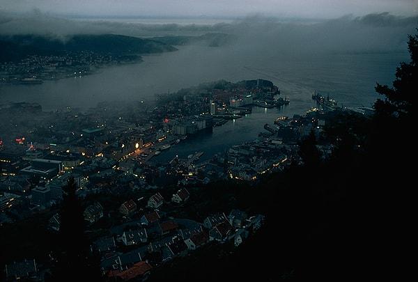 12. Fiyordu kucaklayan Bergen'in alacakaranlıktaki görüntüsü. Norveç. 1971.
